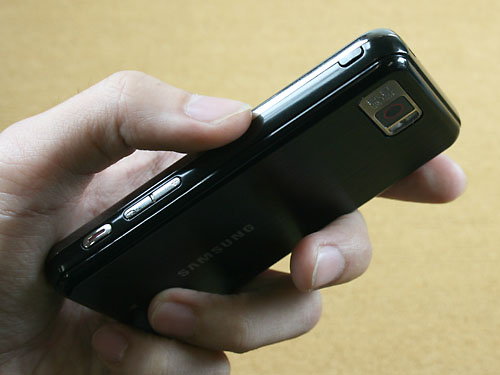 Samsung Omnia i900 ثورة في العالم الكفي(5 ميجابيكسل كاميرا ، شاشة 3.5 ، نظام الملاحة)
